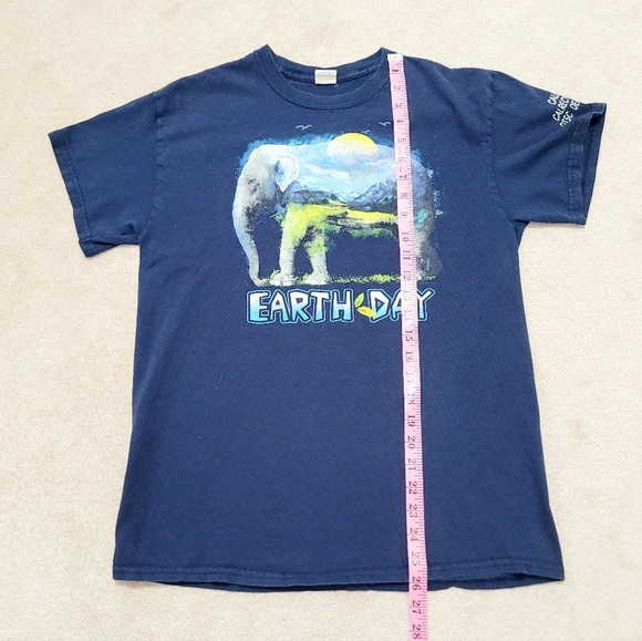 Gildan Earth Day T-Shirt Medium Blue Elephant Nature Graphic Tee 100% Cotton - Picture 6 of 9